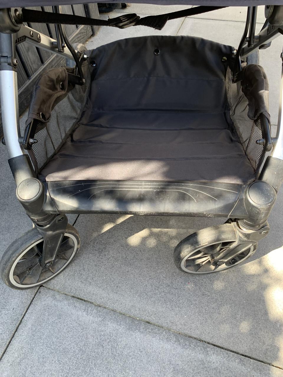 Handige en compacte Deryan buggy,  als handbagage . Inclusief regenhoes.