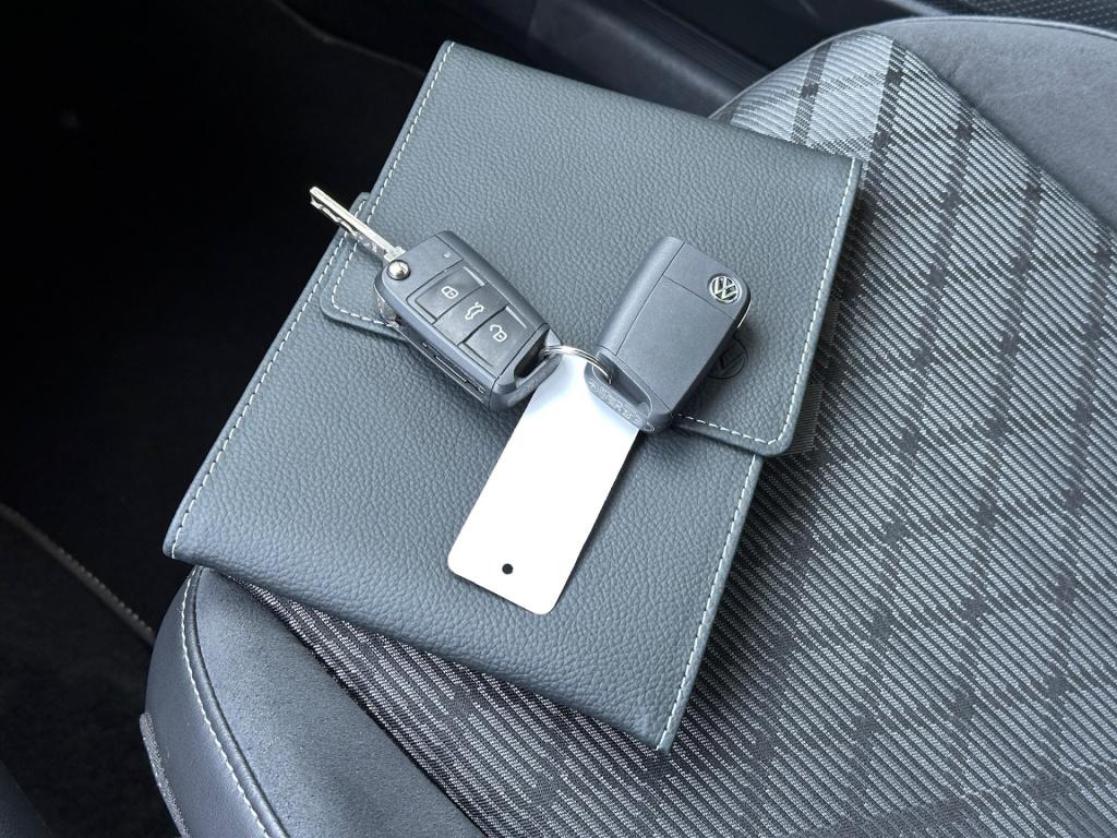 Volkswagen T-cross 1.5 tsi 150pk dsg r-line | camera | trekhaak | navi | iq