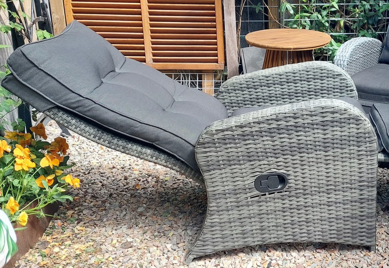 Twee tuinstoelen met kussens. In standen verstelbaar