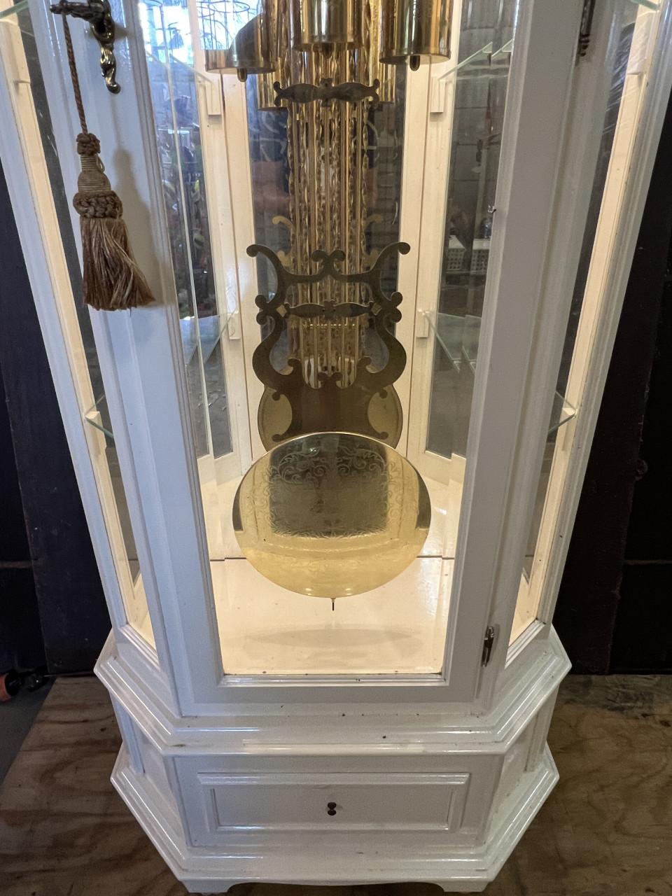 Staande klok met vitrine