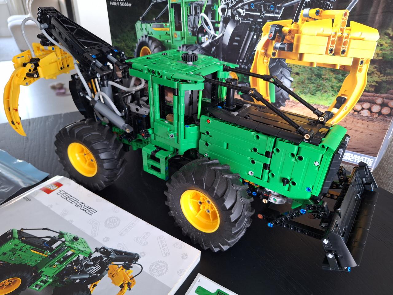 LEGO Technic John Deere 948L-II Skidder (42157)
