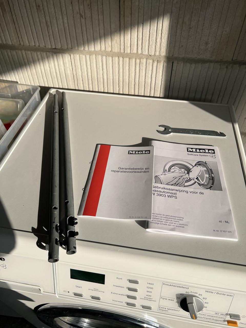 Miele wasmachine 6 kg. 1400 toren met boekje als nieuw
