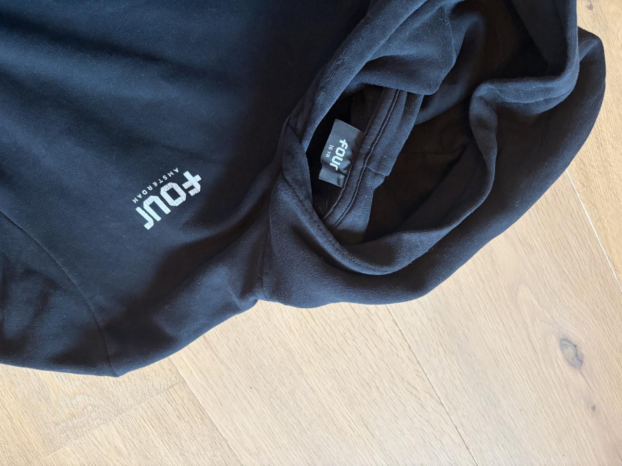 Zwarte hoodie van FOUR Amsterdam