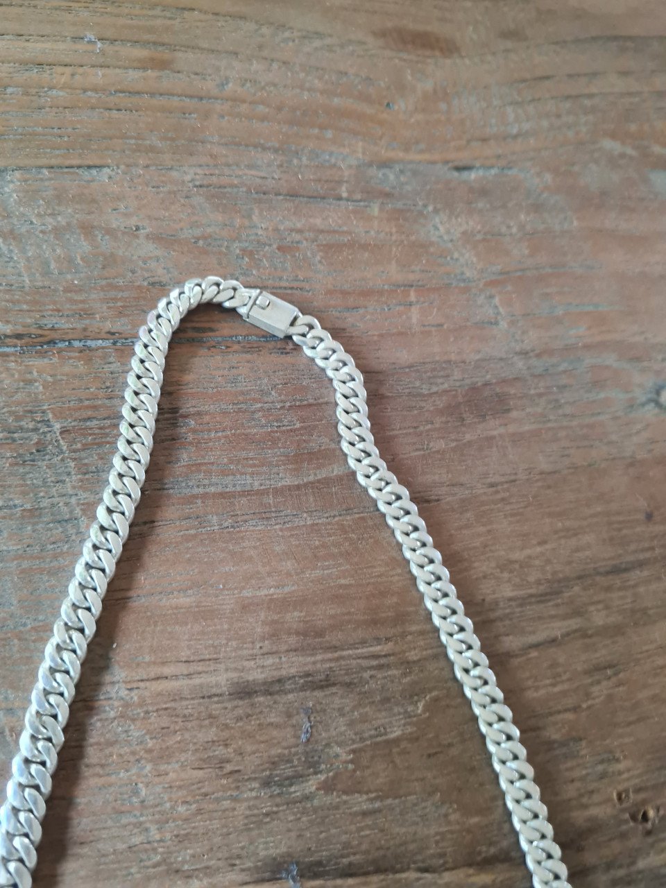 Een zilvere handgemaakte gourmet/Cuban ketting.