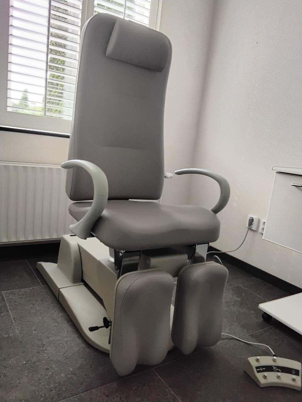 PEDICUURBEHANDELSTOEL, WERKSTOEL EN PEDICUURMEUBEL