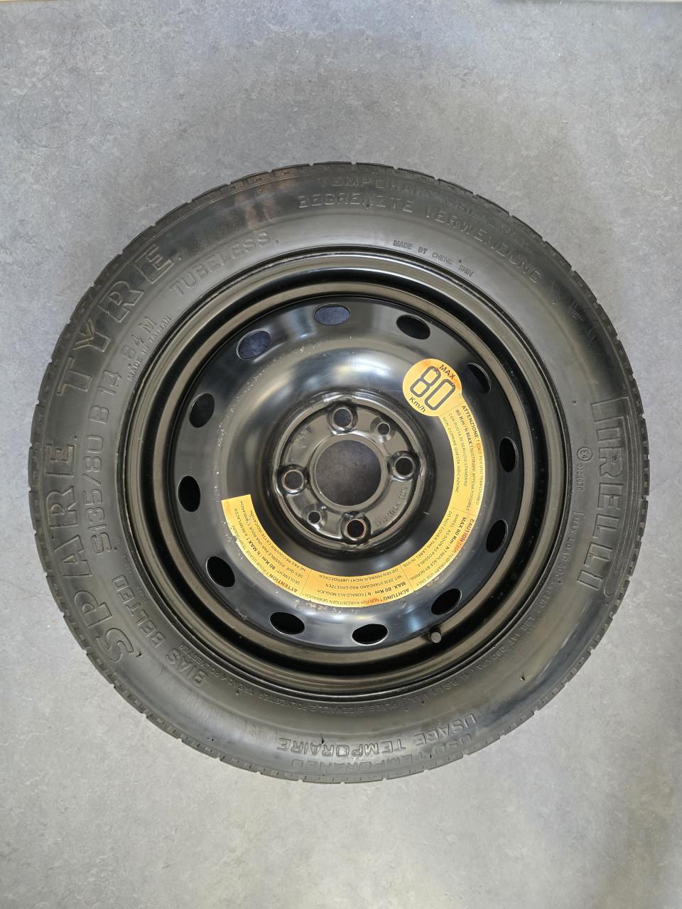 Fiat thuiskomer Pirell maat 135/80 B14 in goede staat
