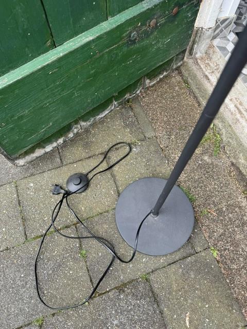 Mooie zwarte staande lamp met leeslamp