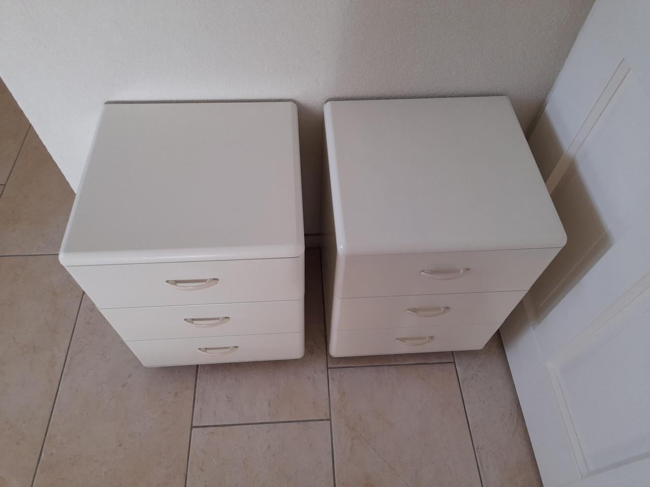 2 Nachtkastjes (in goede staat )  40 x 37 x 56H