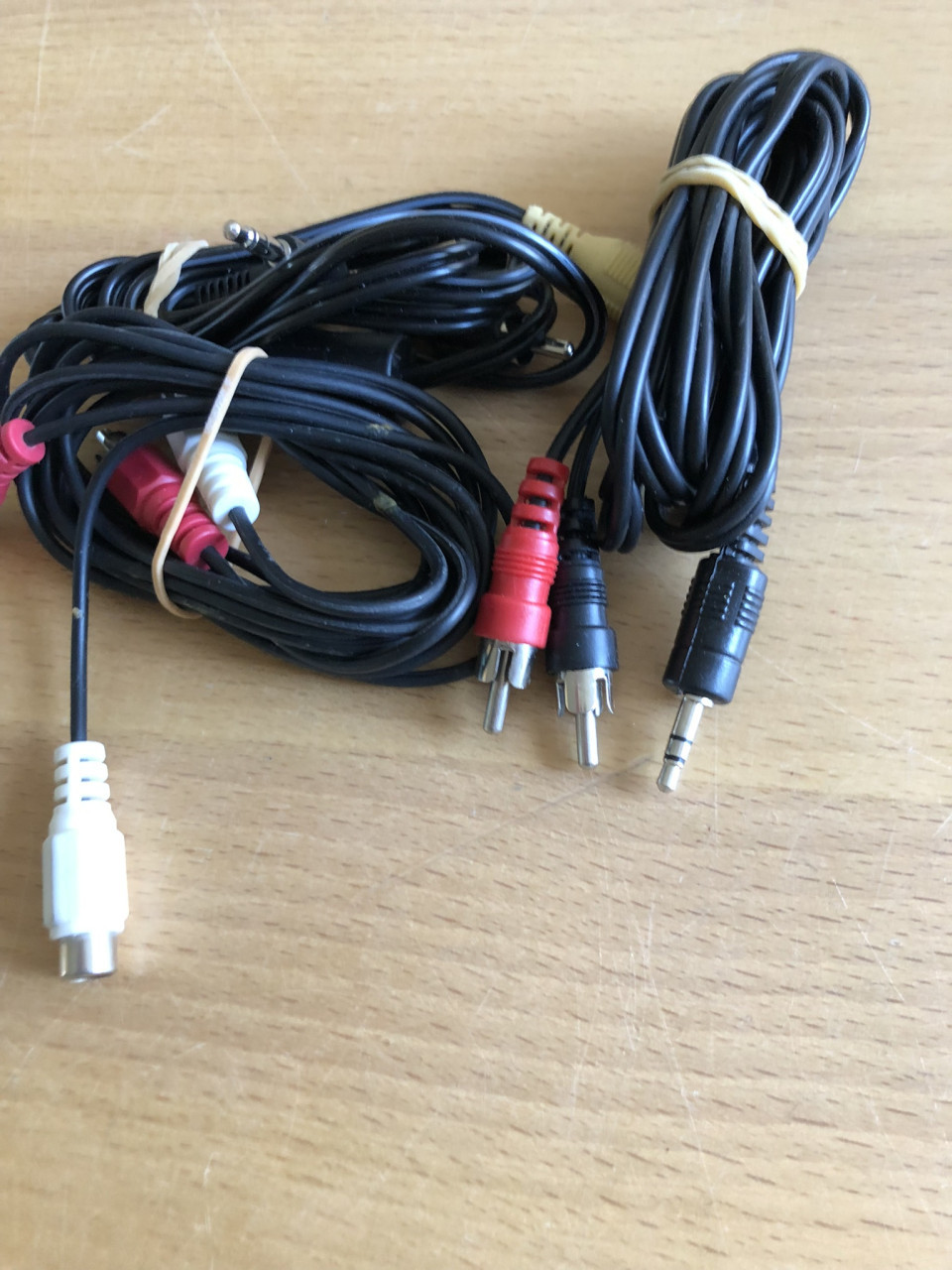 Te koop div. snoertjes.(z.g.a.n.).