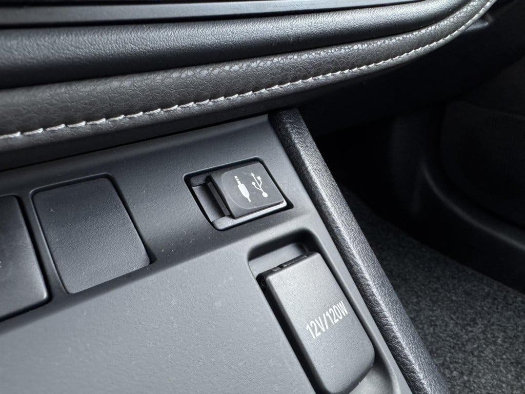 Toyota Auris 1.8 hybrid dynamic | trekhaak | navigatie | camera | keyless e