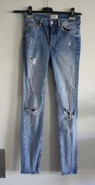 Lichtblauwe spijkerbroek met gaten  maat s-32