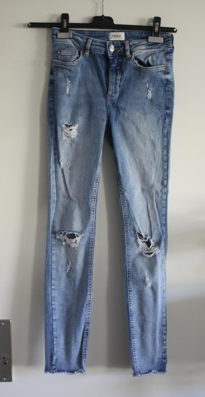 Lichtblauwe spijkerbroek met gaten  maat s-32