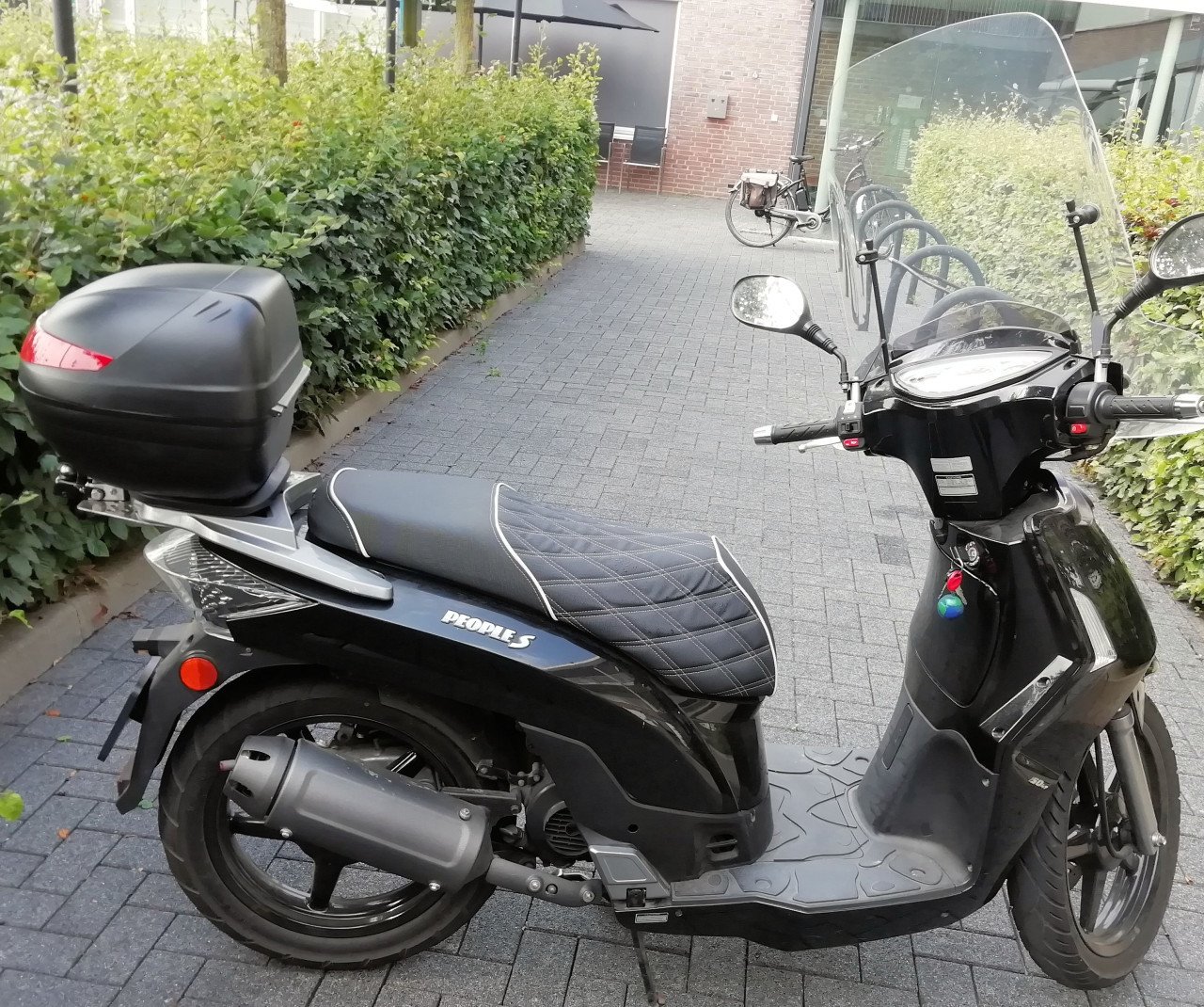 Kymco people S 4 takt bouwjaar 2012 met topkoffer en bagagekar.