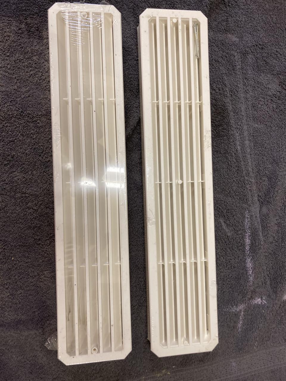 Twee sets ventilatieroosters