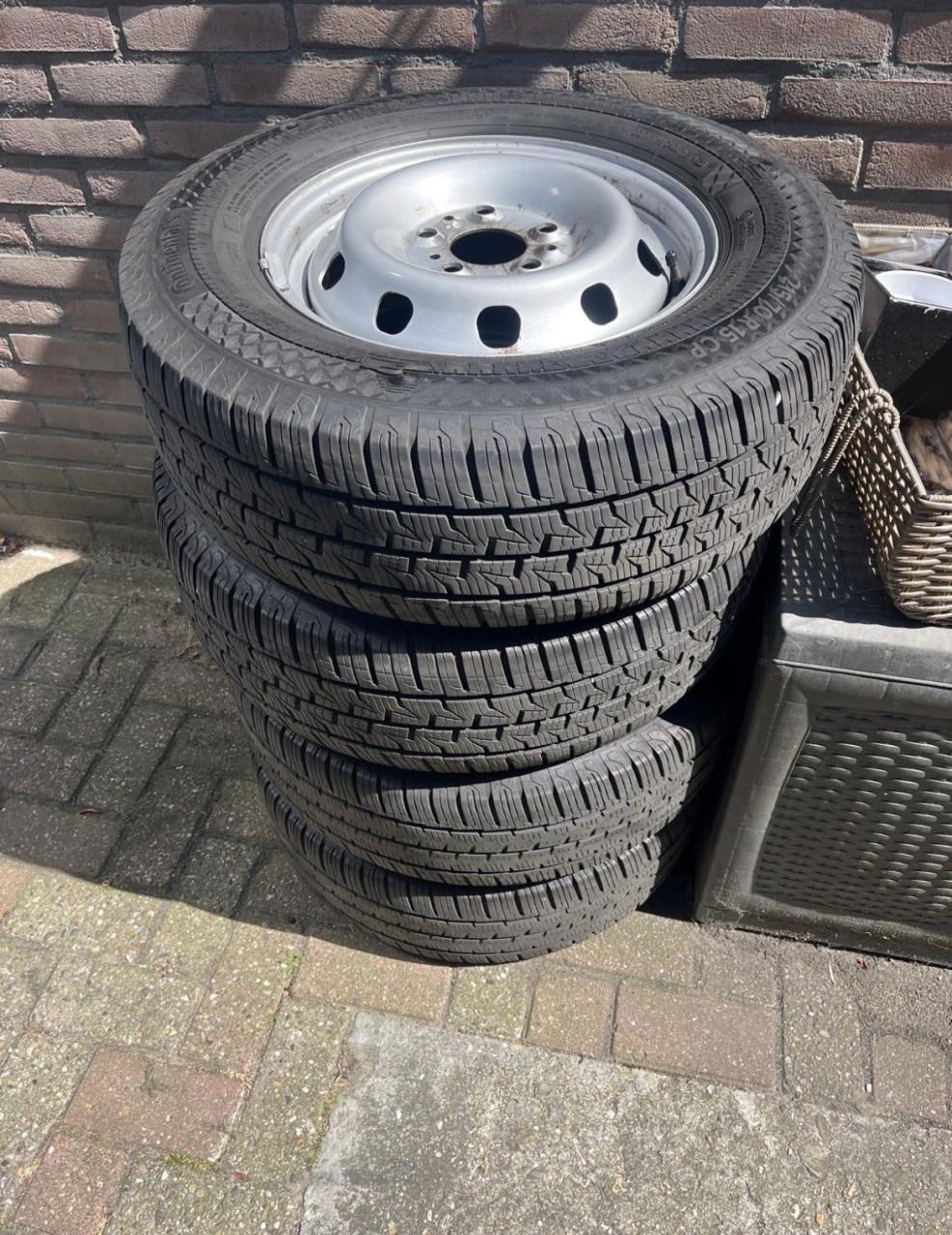 Te koop velgen met banden camper/bestelwagen