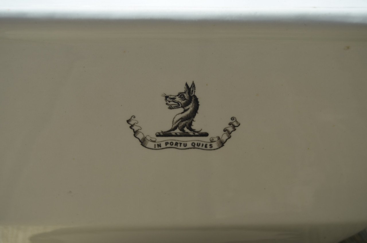 Fraaie aardewerk Engelse terrine in prima staat!