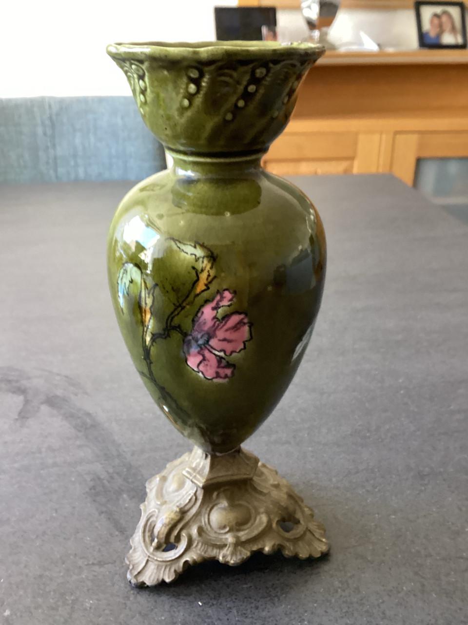 Aardewerken vaasjes met motief. Art-Nouveau-stijl.  2 x.