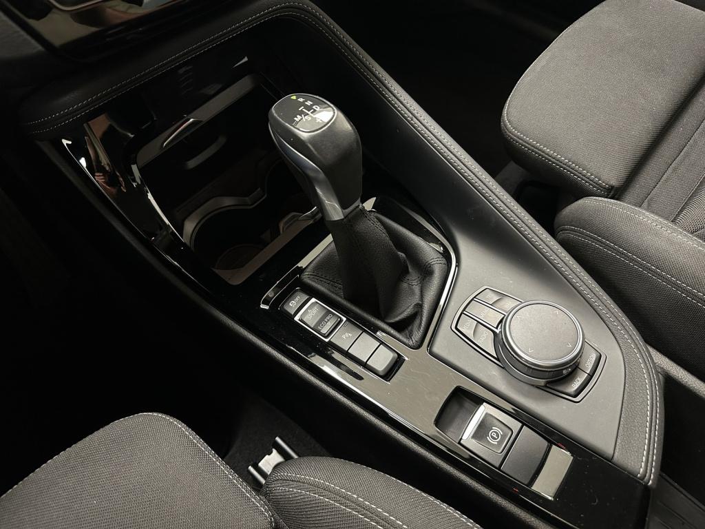 BMW X1 sdrive20i sport line | trekhaak | head-up-display | stoelverwarming 