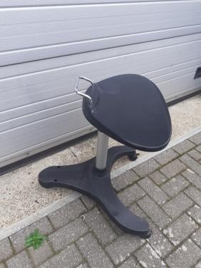 Stoel & 2x kappers-side -table -( tafel ) & diverse krukjes