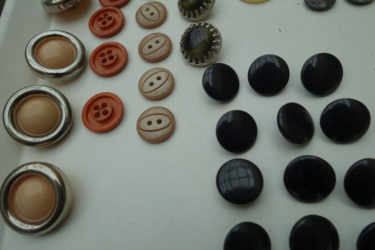 Uniek assortiment van 108 vintage knopen  uit oude winkelvoorraad