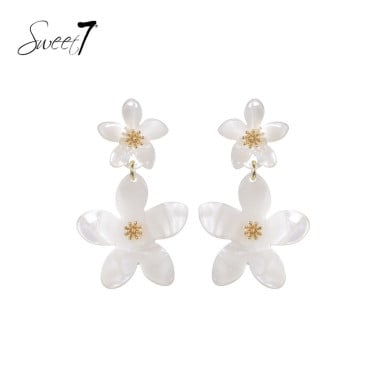 Witte oorhangers met dubbele bloemen en een goudkleurige detail