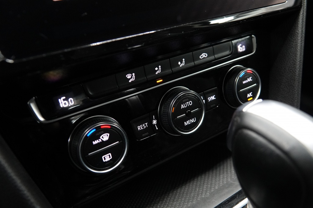 Volkswagen Passat 1.6 tdi | acc | carplay | camera | pdc |