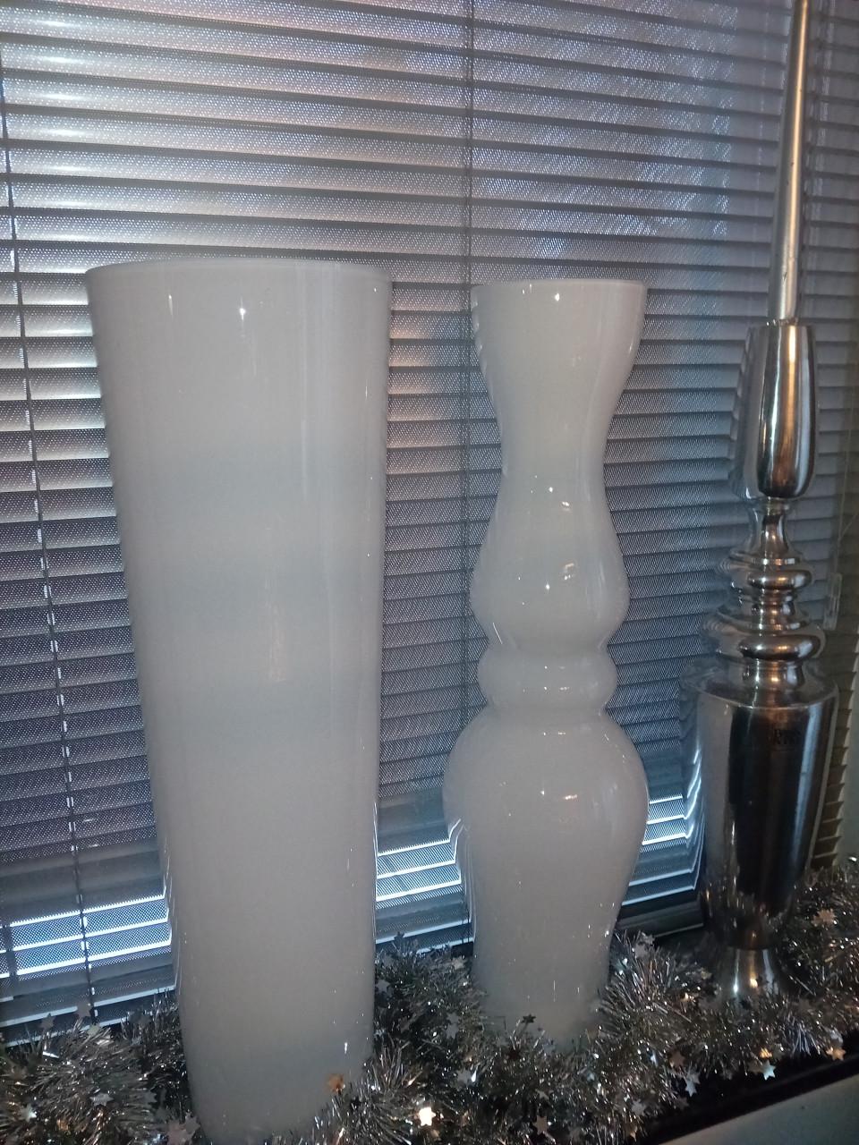 Hoge vazen en kandelaar