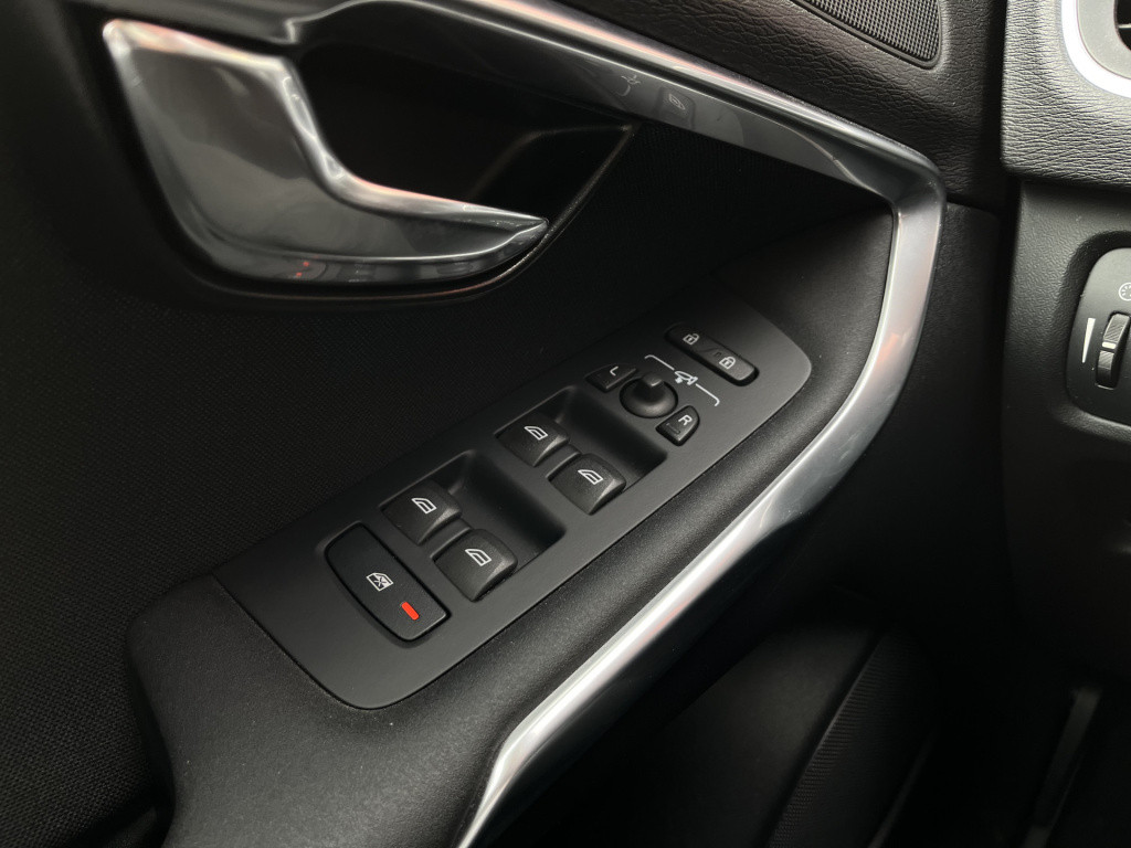 Volvo V40 2.0 t3 momentum | cruise | lmv 17'' | navi