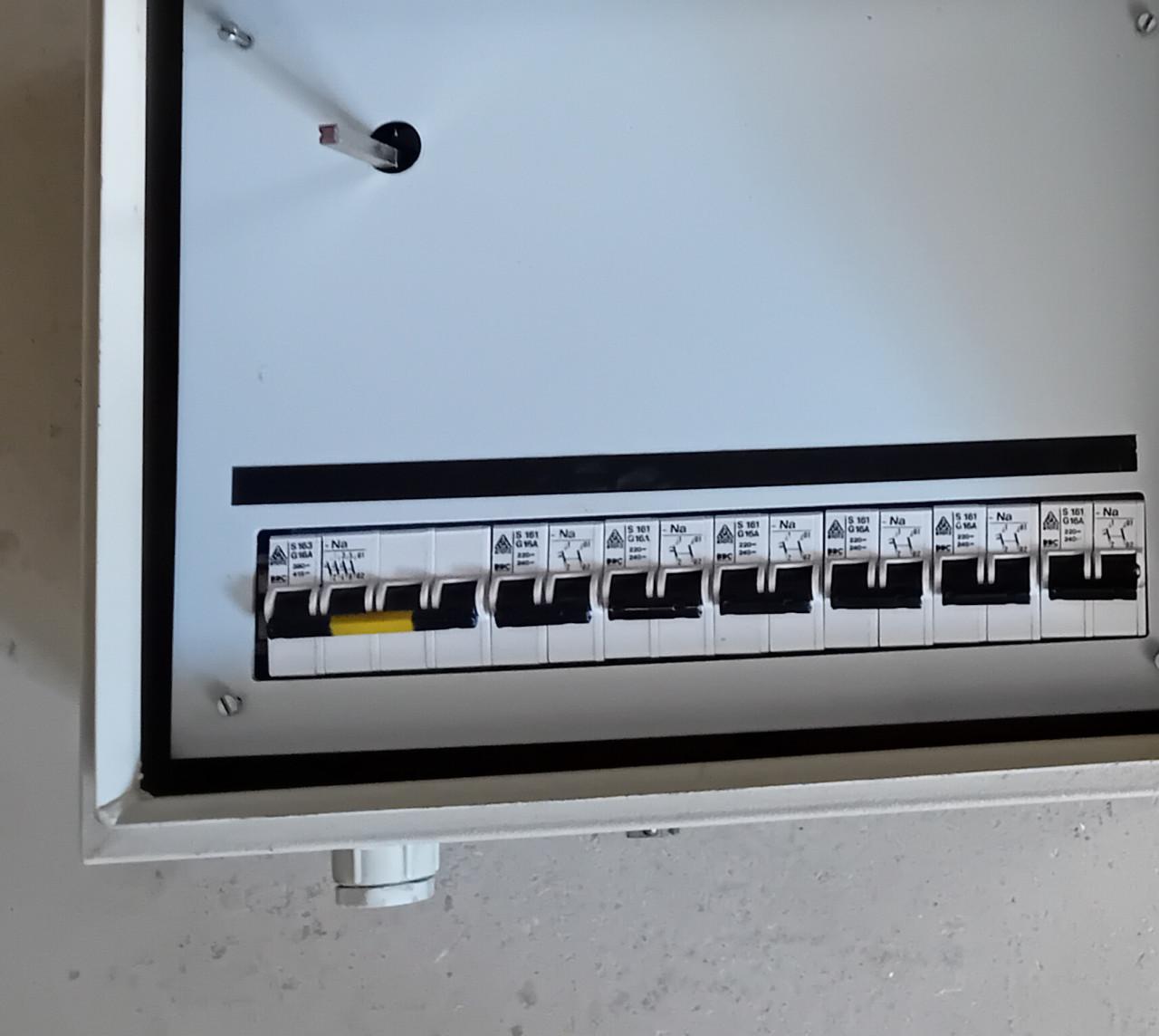 Groepenkast 6 gr. 16 A met krachtautomaat 16 A en hfdsch. 63 A.