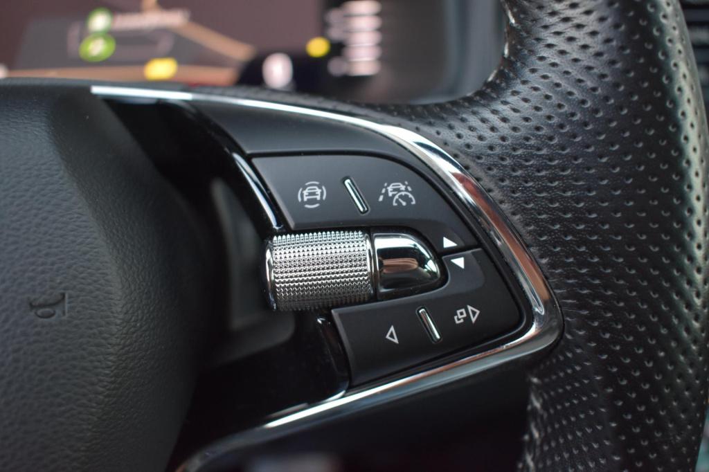 Skoda Karoq 1.5 tsi act sportline | trekhaak | virtual | camera | nap | app