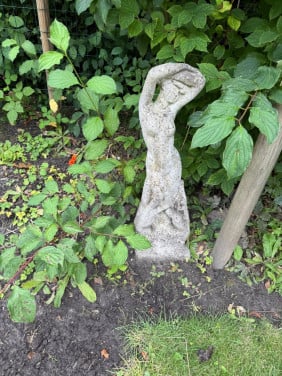 Betonnen beeld: dame, zon en zuil