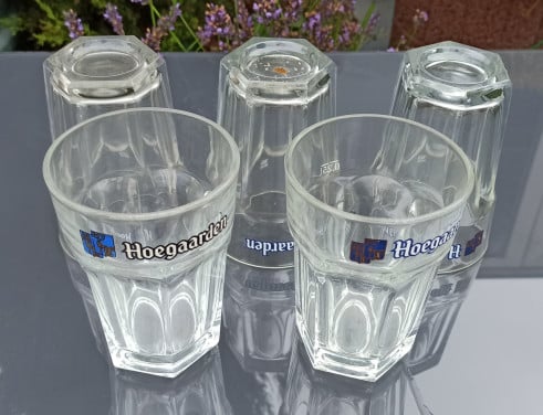 5 Hoegaarden glazen voor €1 - nooit gebruikt maar stoffig