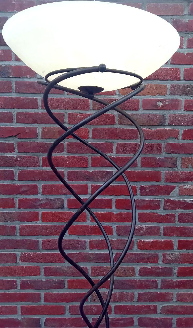 Sierlijke, staande design lamp
