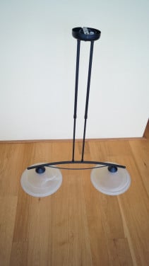 Zwart metalen hanglamp met 2 melkglazen kappen.