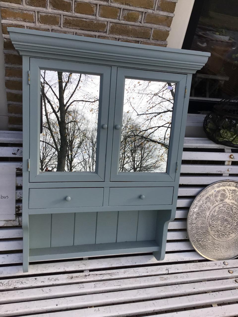 Brocant kastje met spiegels, om op te hangen