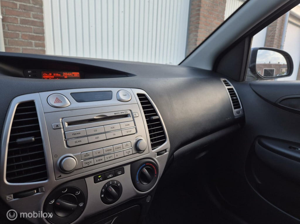 Hyundai I 20 1.2i dynamicversion / 5-deurs / dealeronderhouden/ airco / par