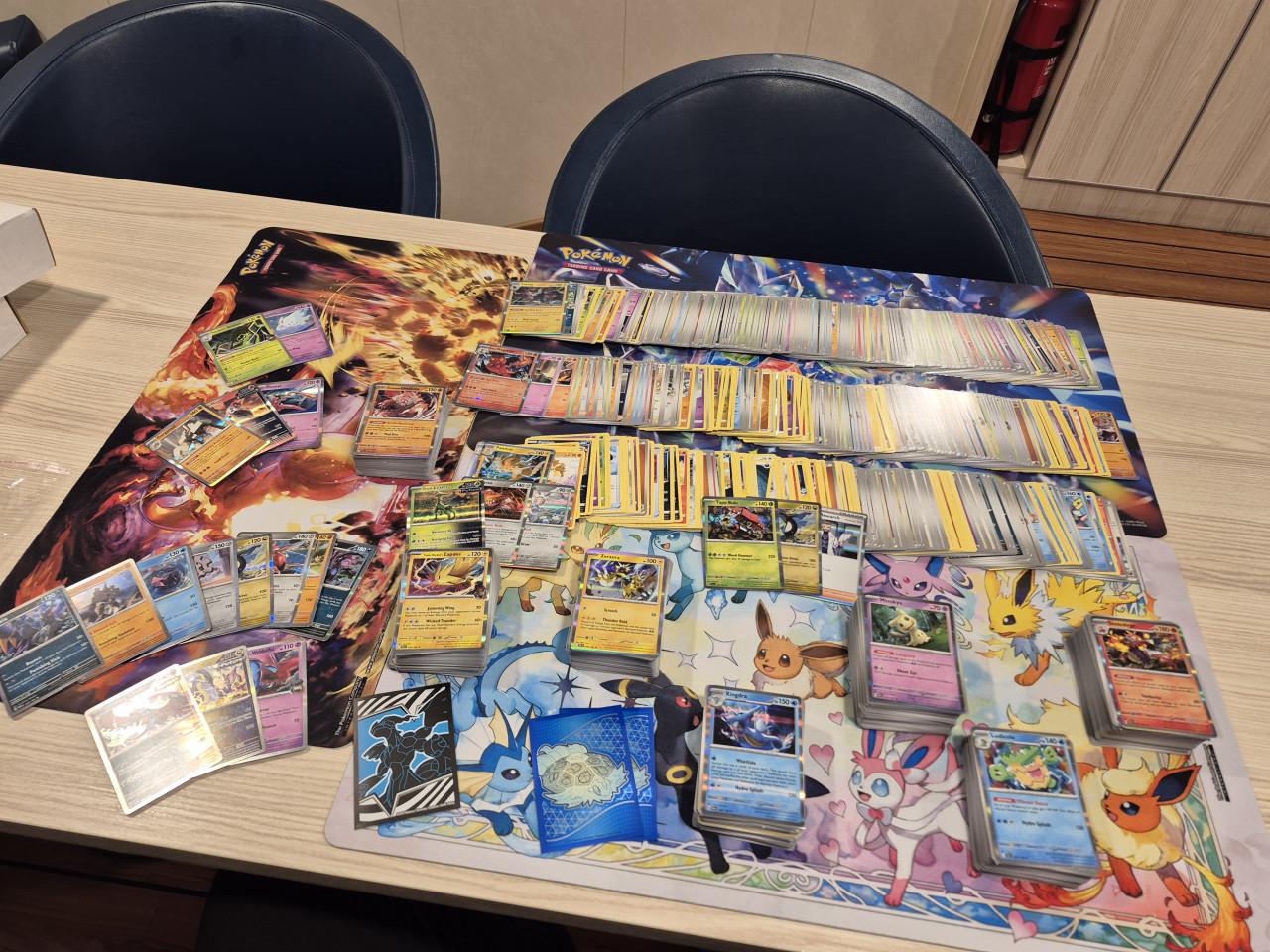 Mooie set van 800+ pokemon kaarten.