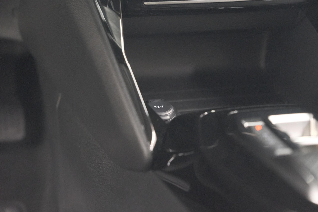 Peugeot 208 hybrid 100 e-dcs6 allure | camera | apple carplay | keyless ent