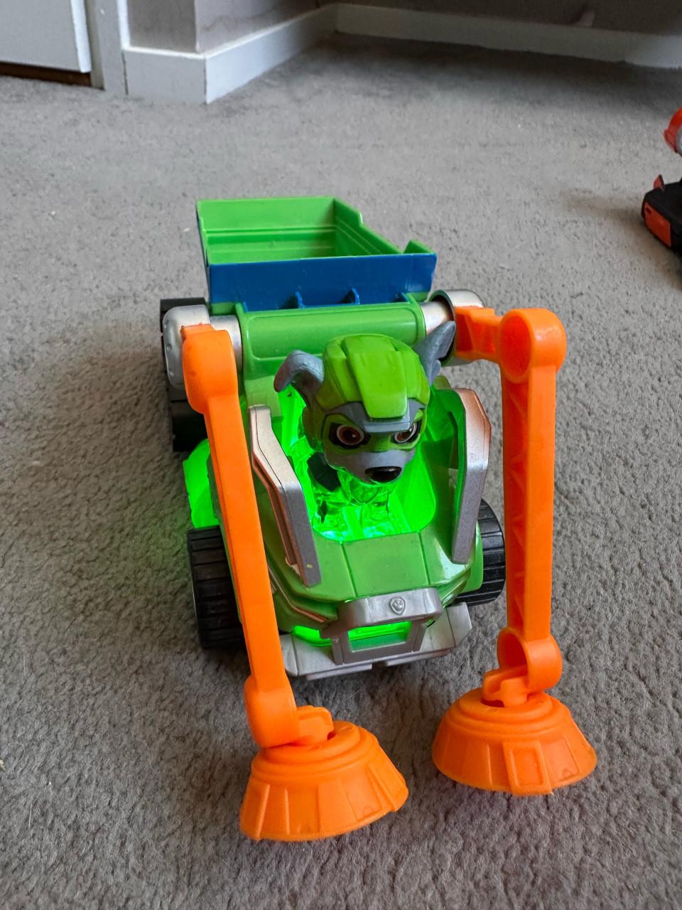 Paw patrol vliegdekschip hoofdkwartier met voertuigen en pups
