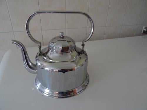 Te koop nog hele mooie water ketel nooit gebruikt sier en of op de kachel ?