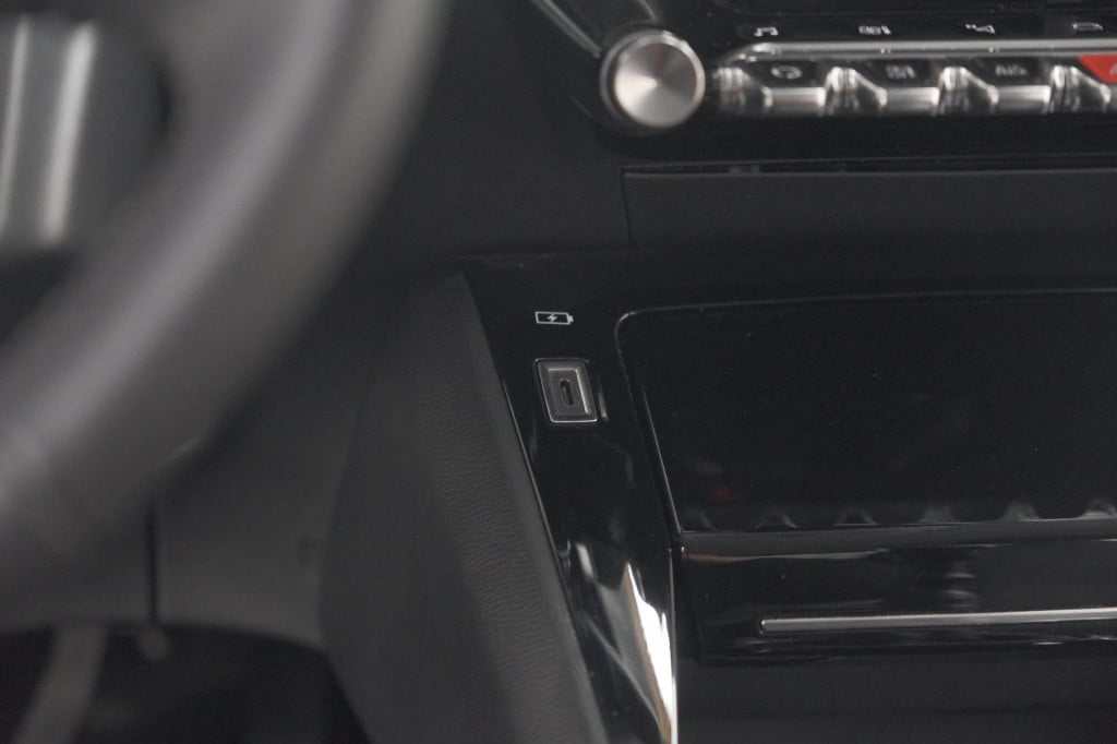 Peugeot 208 puretech 100 eat8 allure pack | camera | apple carplay | parkee