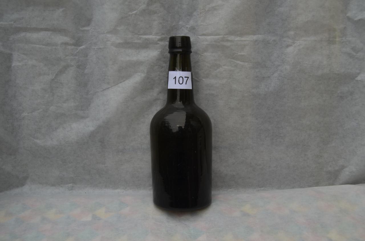 Nog een paar oude soda-, bier- en wijnflessen 19e eeuws