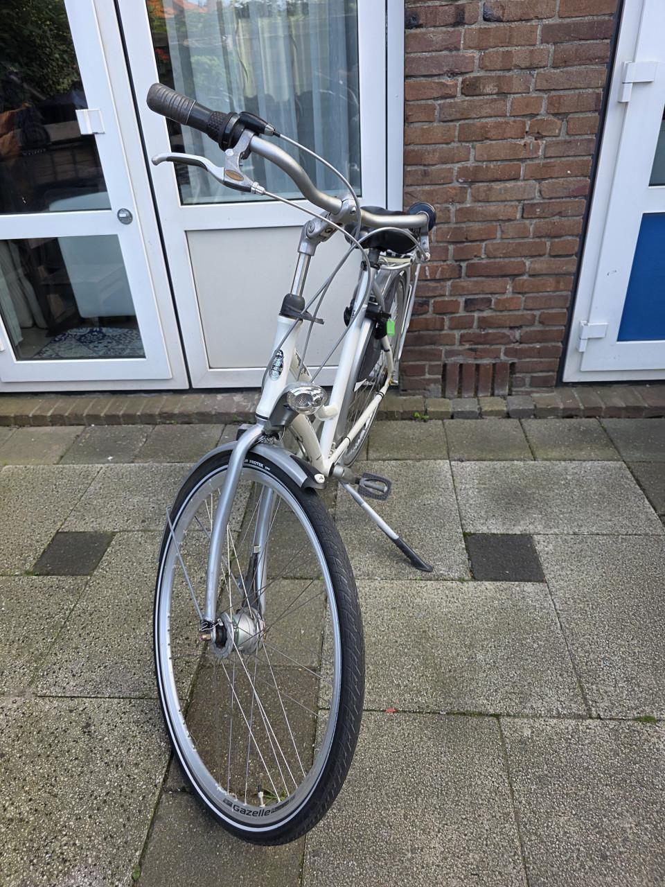 Dames fiets merk Gazelle- 28 inch-3 versnellingen- Fr.maat 57cm-Slot AXA