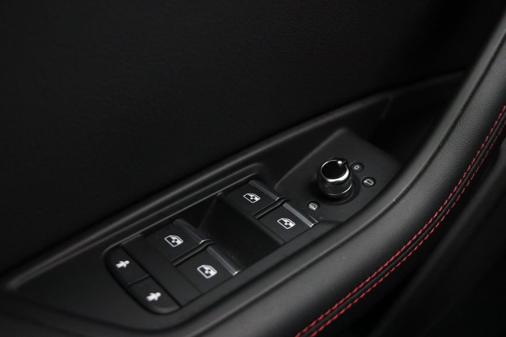 Audi A4 avant 35 tfsi s line black edition 150pk s-tronic