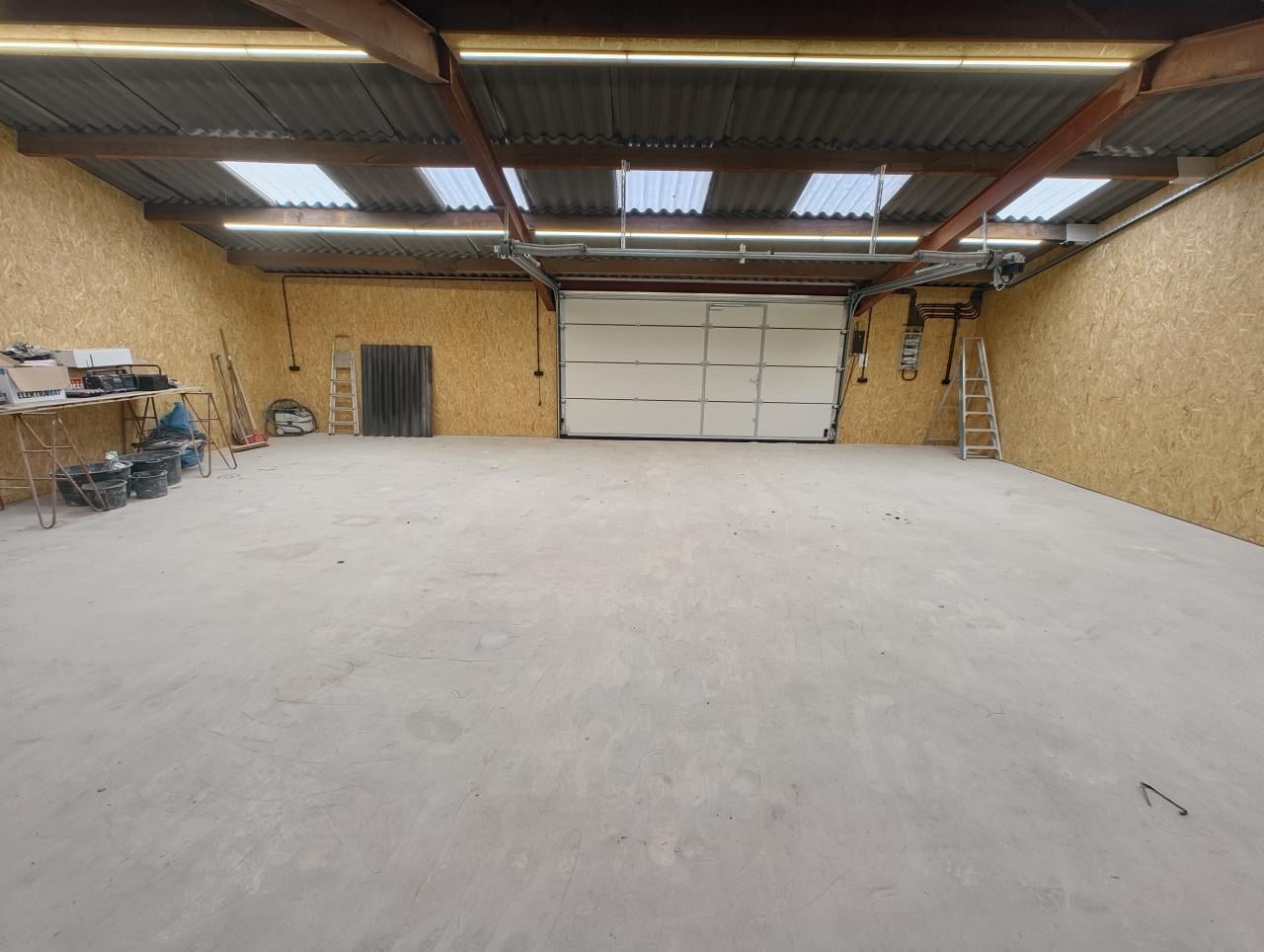 TE KOOP / TE HUUR Bedrijfs-/opslagruimte Oost-Souburg