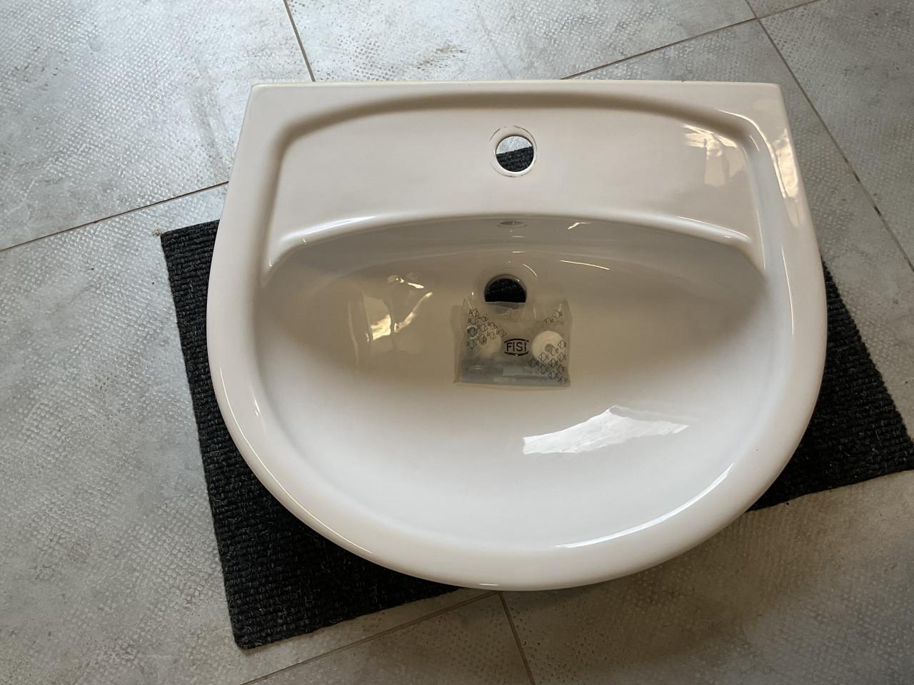 Wastafel merk Villeroy & Boch kleur: wit met bevestigingsmateriaal