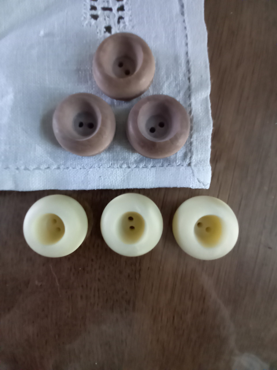 Originele vintage créme kunststof knopen 27 mm.