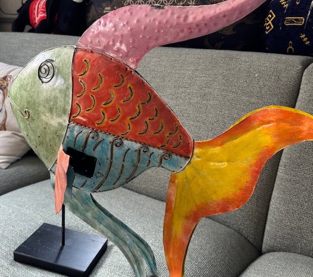 Mooie grote metalen  vis op standaard