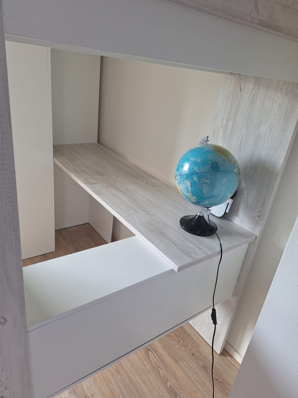 Hoogslaper Studio 1809 met bureau en kast