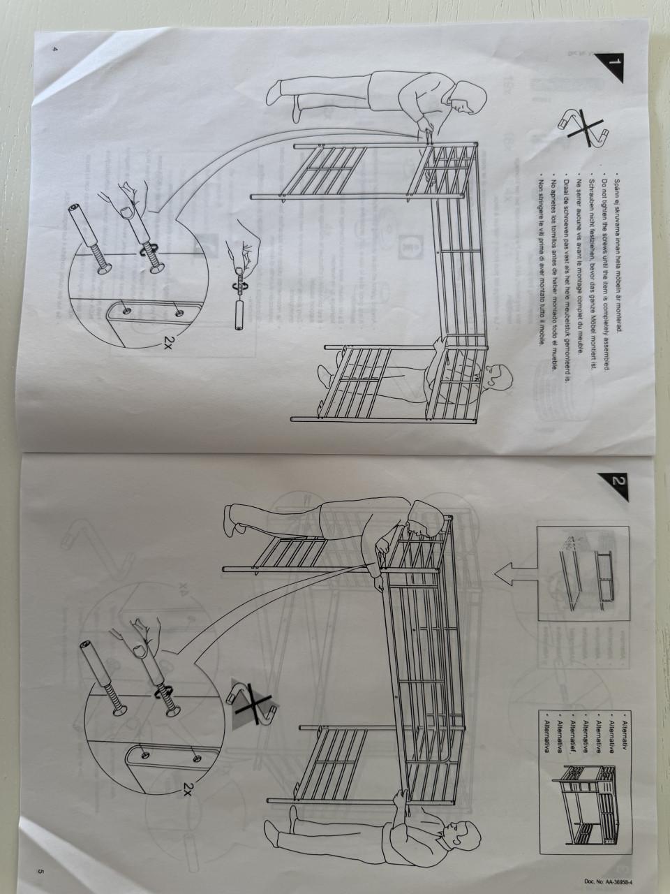 Stevig metalen stapelbed (2‑persoons) met matrassen, in nette staat.